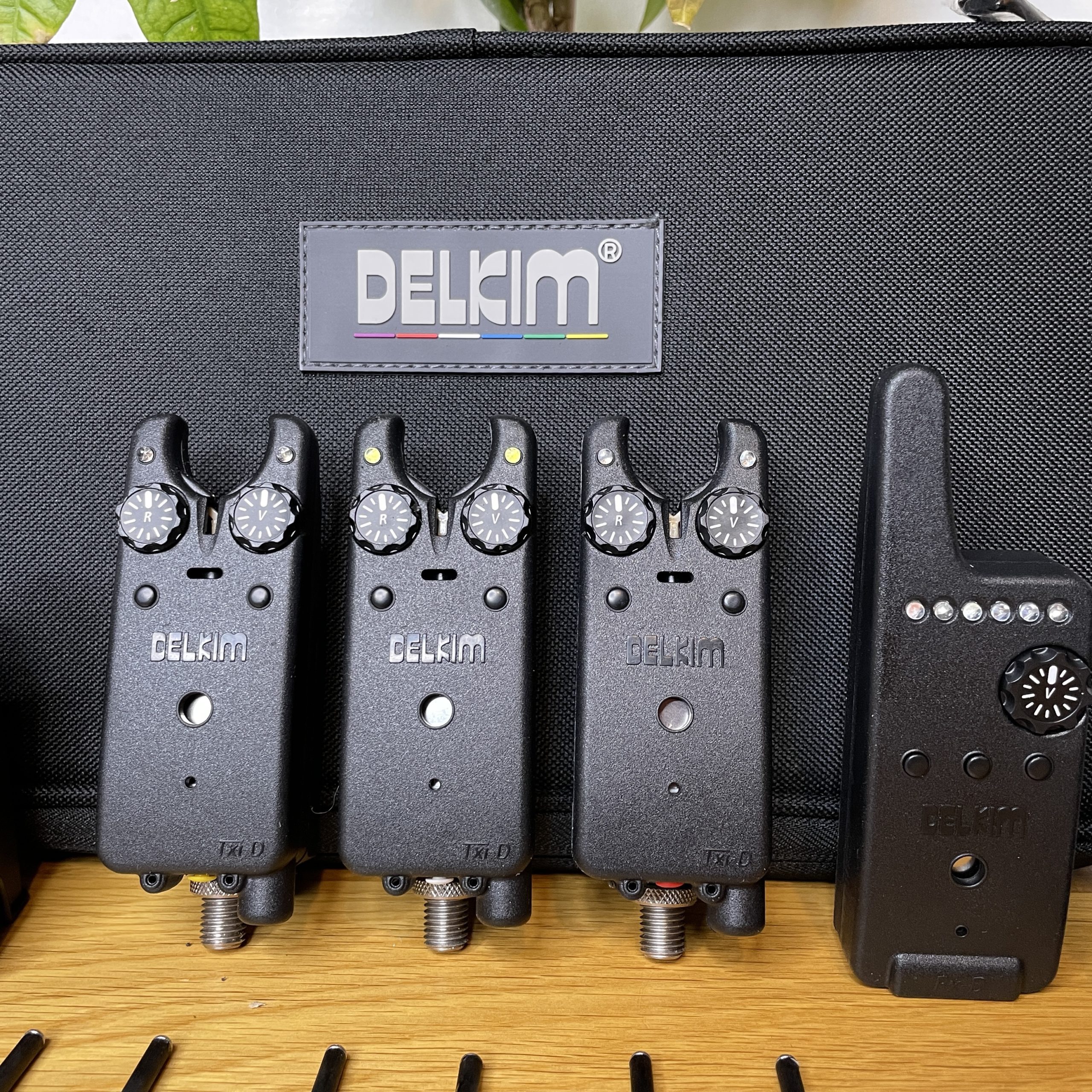 3 Delkim txi d alarms, receiver, carbon snag ears & case – Carp